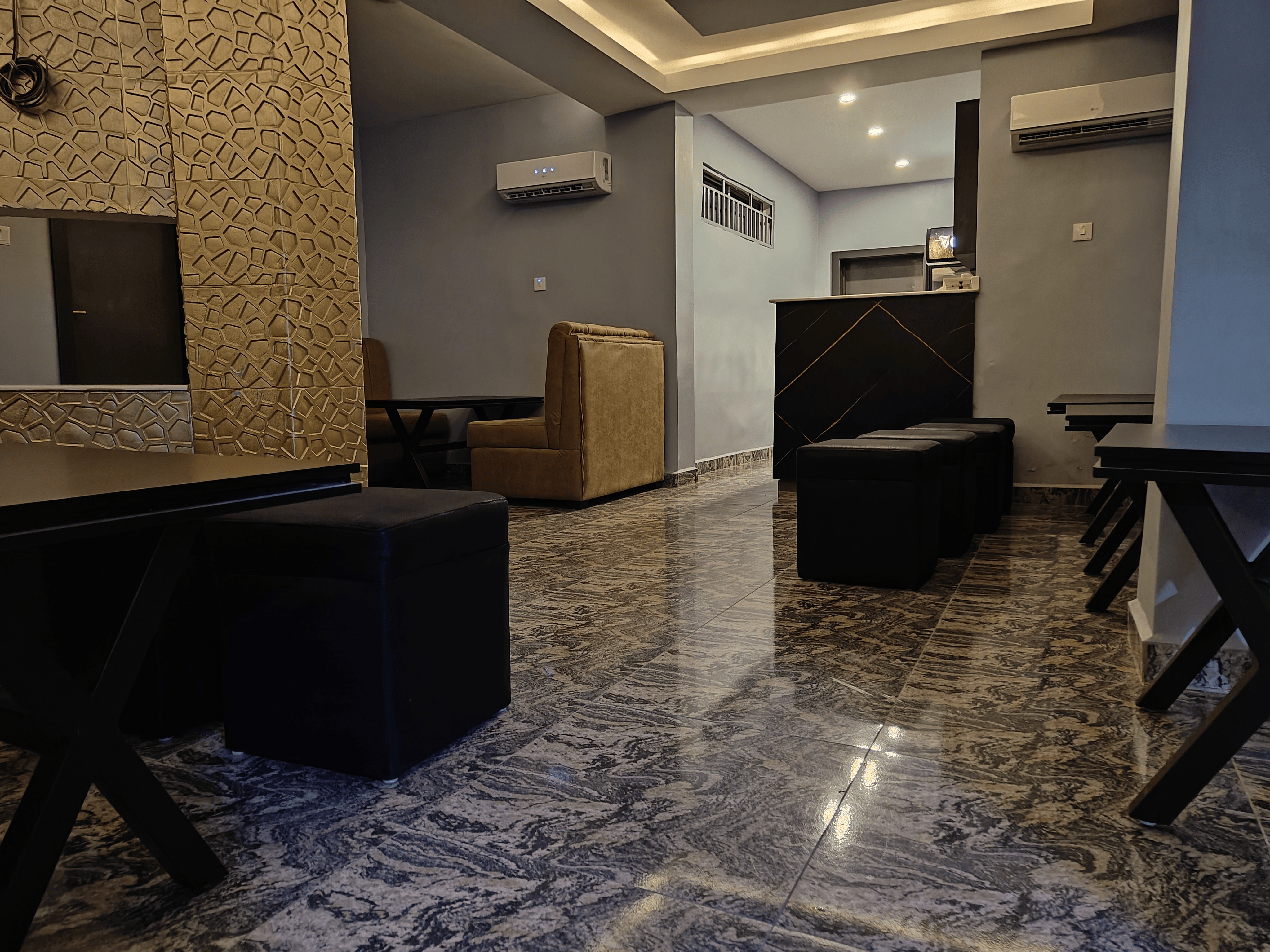 Bar & Lounge